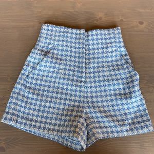 Zara. High-waisted shorts. Size small. Blue and white houndstooth.